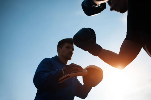 Sportember boksz és testmozgás boxkesztyűben személyes fitness trénerrel — Stock Fotó