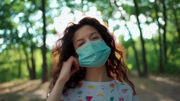 Νεαρή γυναίκα βγάζει την ιατρική μάσκα και χαίρεται με το τέλος της επιδημίας του κορωναϊού. — Αρχείο Βίντεο