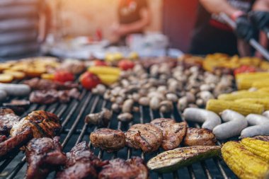 Yiyecek festivalinde ya da açık havada ızgara sebze ve et.