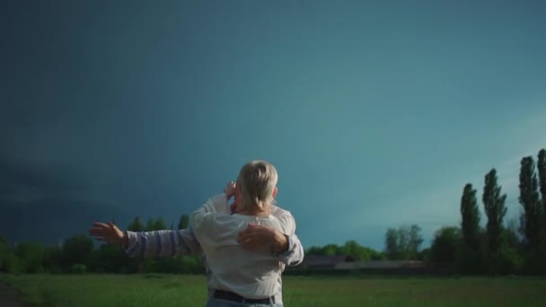 Heureux couple aîné ont romantique sortir ensemble et danser en plein air à l "été — Video