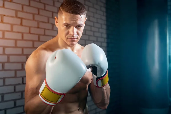Zblízka svalnatý boxer muž v bílých boxerských rukavicích v tělocvičně — Stock fotografie