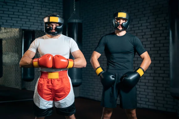 Dva svalnatý boxer sportovní muž nebo bojovníci v boxerských rukavicích a helmě v tělocvičně — Stock fotografie