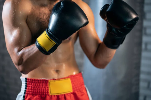 Spor salonunda çıplak karın kasları olan kaslı bir boksörle yakınlaş. — Stok fotoğraf