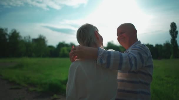 Boldog idős pár romantikus társkereső és tánc szabadban nyáron — Stock videók