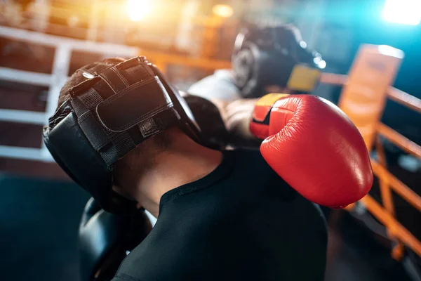 Dos boxeadores musculares deporte hombre entrenamiento y lucha en el ring de boxeo en el gimnasio —  Fotos de Stock