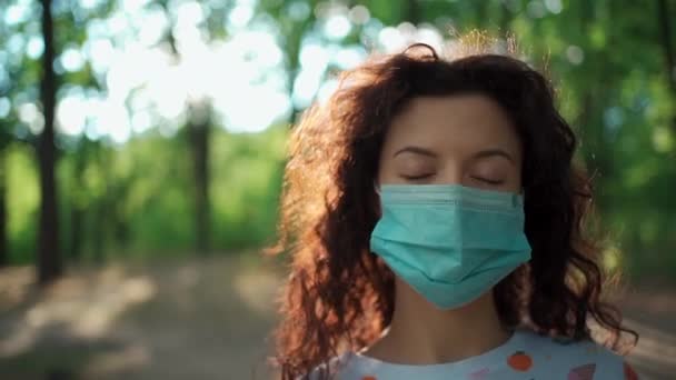 Ung kvinde tager medicinsk maske af og glæder sig ved afslutningen af coronavirus epidemi – Stock-video