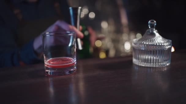 Barman préparant un cocktail traditionnel à l'ancienne avec whisky et orange — Video