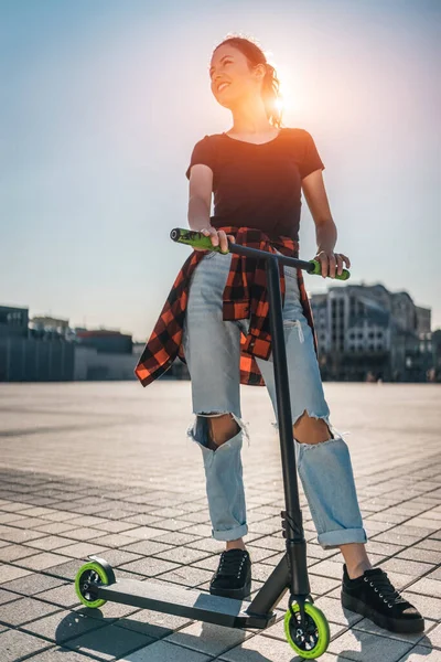 城市里穿着运动鞋的青少年骑着现代极限运动踢踏车 — 图库照片