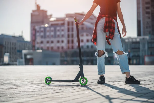 Jovem adolescente em sapatilha no moderno extremo dublê chutar scooter na cidade — Fotografia de Stock