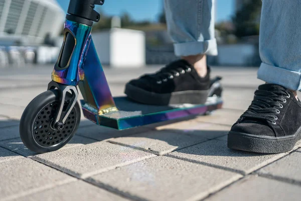 Fiatal tizenéves tornacipőben a modern extrém kaszkadőr rúgás robogó a skatepark — Stock Fotó