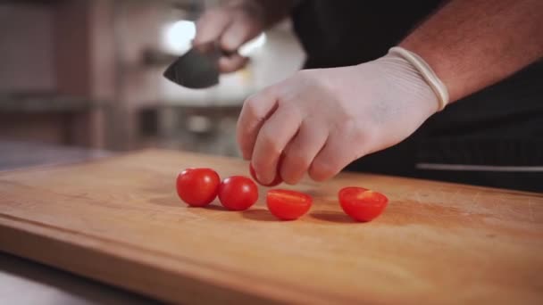 Cocinero mano en guantes médicos picar tomate rojo para ensalada de verduras frescas — Vídeos de Stock