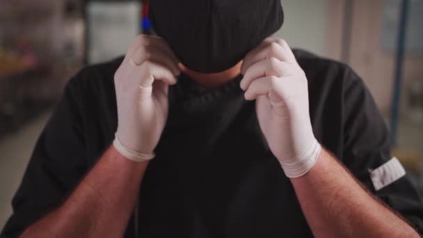 Cocinero cocinero preparar en guantes médicos y máscara protectora en la cocina del restaurante — Vídeos de Stock