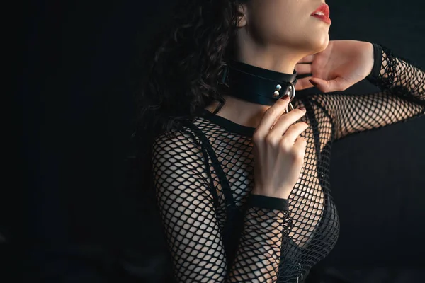 Primo piano di sensuale femmina con labbra rosse e pelle bondage collare girocollo — Foto Stock