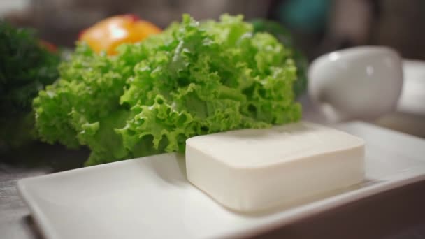 Conjunto de queijo feta e legumes frescos e suculentos com alface para salada grega — Vídeo de Stock
