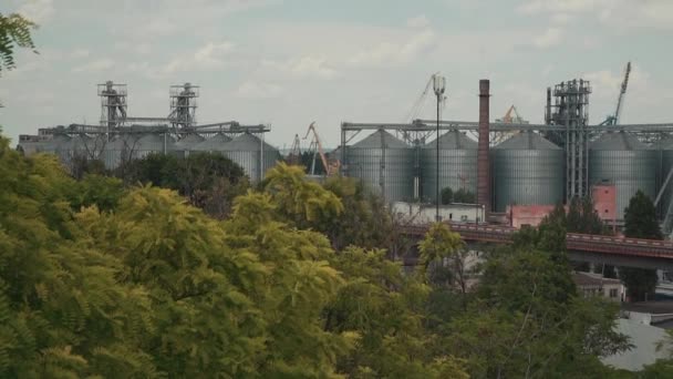 Ipari város táj olajtároló tartályokkal — Stock videók
