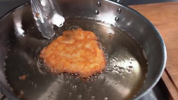Close-up de cozinheiro chef mão em luvas médicas colocar costeleta de carne frita em recipiente de alimentos — Vídeo de Stock