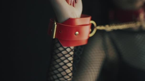 Femme sensuelle avec lèvres rouges, collier de bondage en cuir étrangleur et menottes — Video