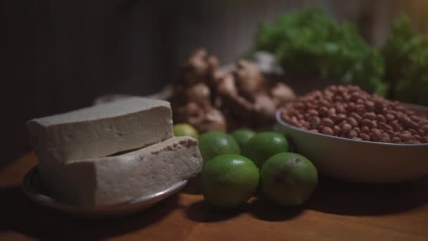Sada vegetariánských nebo veganských syrových potravin s eko sáčky — Stock video