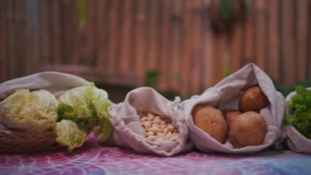 Conjunto de sacos de compras de algodão reutilizáveis e zero resíduos para alimentos — Vídeo de Stock