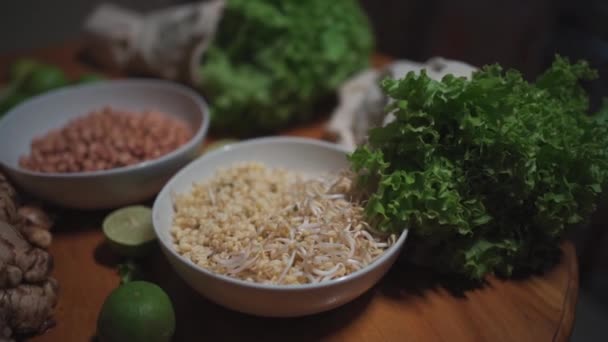 Set vegetarische of veganistische rauwe voeding met eco zakken — Stockvideo