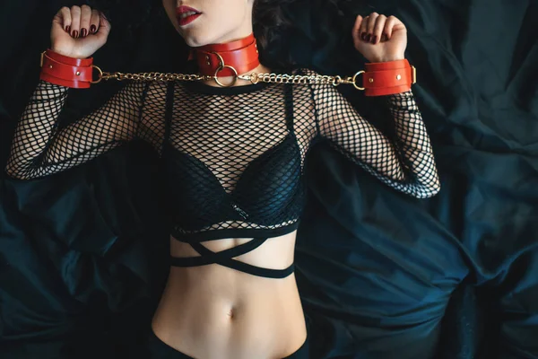 Sensual hembra con labios rojos, cuero bondage collar gargantilla y esposas —  Fotos de Stock