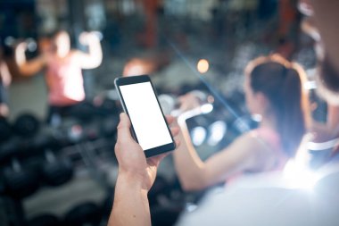 Cep telefonu ya da spor salonundaki akıllı telefon uygulaması ile kişisel çevrimiçi çalışma