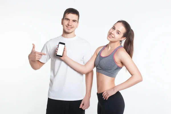 Молодий чоловік і жінка онлайн тренування зі смартфоном ізольовані — стокове фото