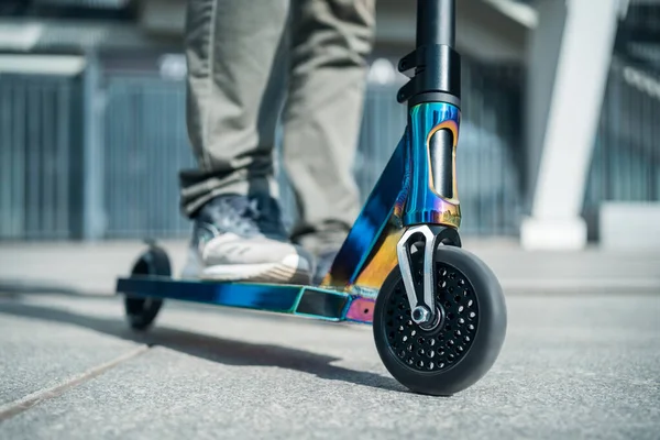 Jovem adolescente em sapatilha na moderna extrema stunt chute scooter no skatepark — Fotografia de Stock