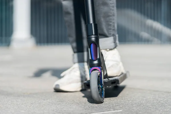 Jovem adolescente em sapatilha na moderna extrema stunt chute scooter no skatepark — Fotografia de Stock