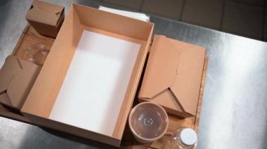 Teslimat için yiyecek kutuları ve karton kaplar.