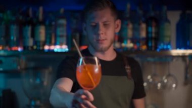 Barmen gece kulübünde aperol sprey kokteyli hazırlıyor.