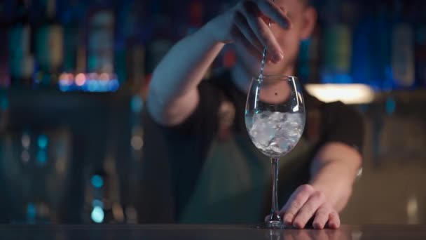 Barman míchání ledu pro aperol spritz koktejl v nočním klubu — Stock video