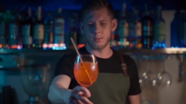 Barman mengen aperol spritz cocktail in nachtclub — Stockvideo