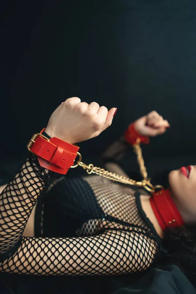 Sensuale femminile con labbra rosse, colletto bondage in pelle girocollo e manette — Foto Stock