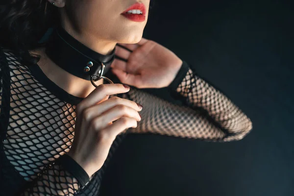 Zbliżenie zmysłowe kobieta z czerwonymi ustami i skóra bondage kołnierz dławik — Zdjęcie stockowe