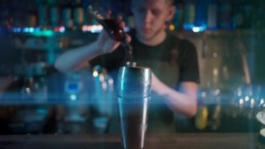 Hipster barista gece kulübünde lüks espresso martini kokteyli hazırlıyor.