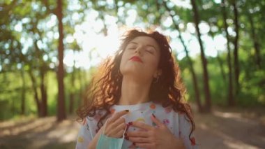 Genç kadın, tıbbi maskeni çıkar ve koronavirüs salgınının sonunda sevin.