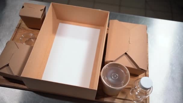 Set de cutii alimentare și containere din carton pentru livrare — Videoclip de stoc