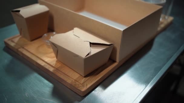 Juego de cajas de alimentos y envases de cartón para entrega — Vídeos de Stock