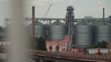 Petrol depolama tankları olan sanayi kenti manzarası