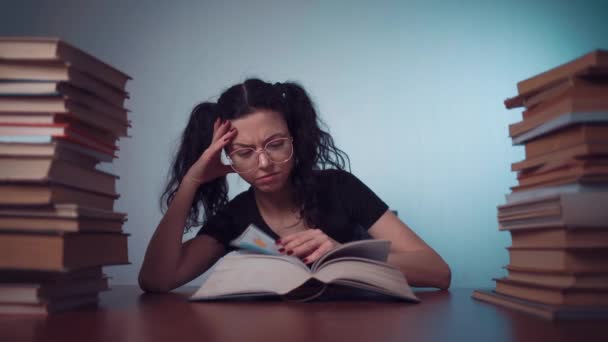 Молода дівчина нудьгувала і втомилася читати книгу вдома — стокове відео
