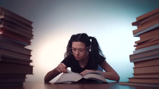 Mladá dívka čtení velmi zajímavé knihy doma — Stock video