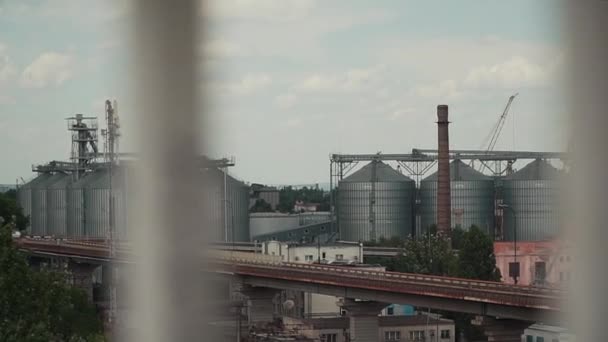 석유 저장 탱크 가 있는 공업 도시 풍경 — 비디오