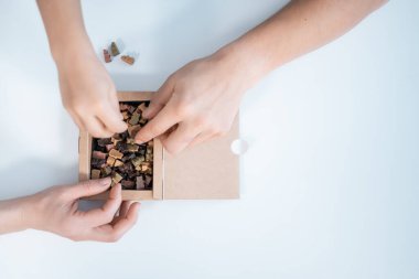 Ellerin üst görüntüsü, kağıt kutudan ev yapımı şeker veya çikolata şekeri alır.