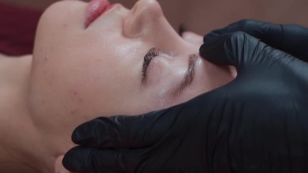 美容師の女性は頭や顔のマッサージを若返らせ — ストック動画