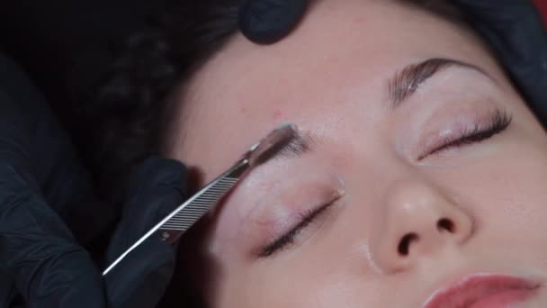 Zbliżenie ładna kobieta w kosmetyczka na molekularnej brwi procedury odzyskiwania — Wideo stockowe