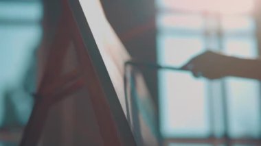 Kadın ressam fırça ve yağlı boya ile resim yapıyor.