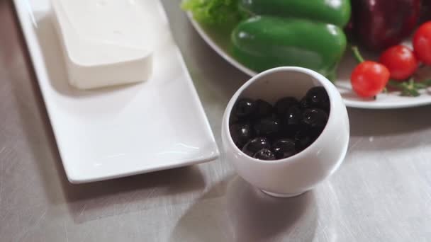 Aşçıya yakın durun. Elleriniz tıbbi eldivenlerle. Taze salata için zeytin alın. — Stok video