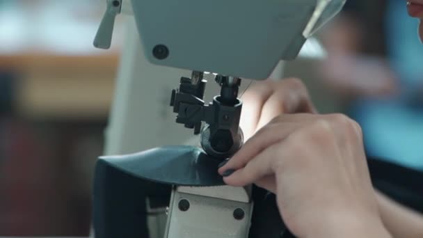 Travailleuse coud sur machine à coudre à l'usine — Video