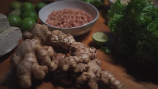 Set vegetarische of veganistische rauwe voeding met eco zakken — Stockvideo